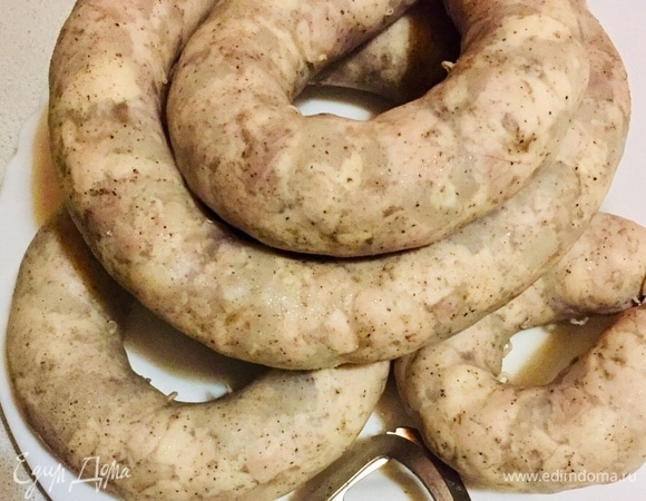 Ставим кастрюлю на огонь, солим, перчим воду и закидываем 2–3 лавровых листа. Когда вода закипит, кладем колбасу и варим 30–40 минут. Как сварится колбаса, оставляем ее остужаться. После варки колбасу можно запекать в духовке, можно жарить на сковороде, на гриле или просто заморозить. Колбаса получается очень нежной, мягкой и невероятно вкусной.