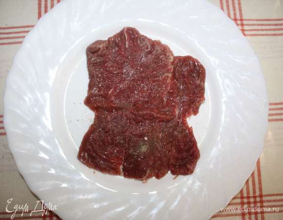 Мясо отбить молоточком. Посыпать солью и перцем. Оставить на 15–20 минут.