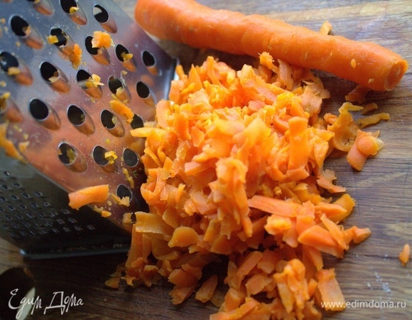 Морковь и картофель отварить заранее. Морковь натереть на терке.