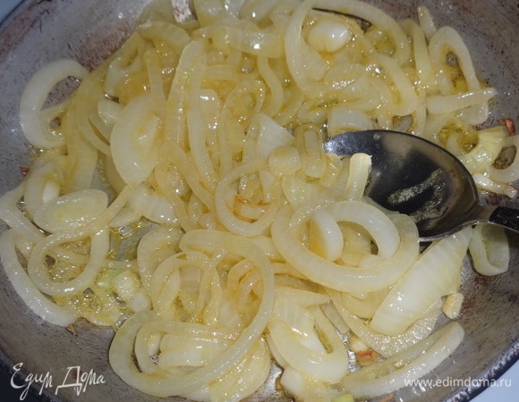 В сковороду налить масло, разогреть, выложить лук. Обжаривать, помешивая, в течение нескольких минут.