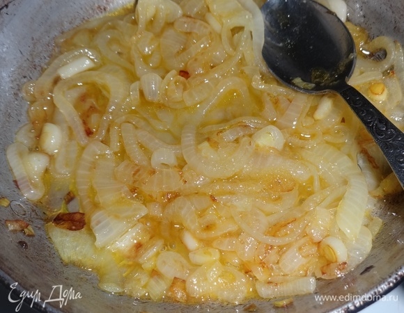 Затем всыпать в лук сахар и влить белый виноградный уксус, перемешать и жарить до зарумянивания лука. По окончании жарки лук остудить.