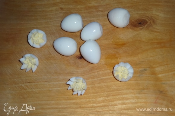 Перепелиные яйца очистить и разрезать поперек зигзагом.