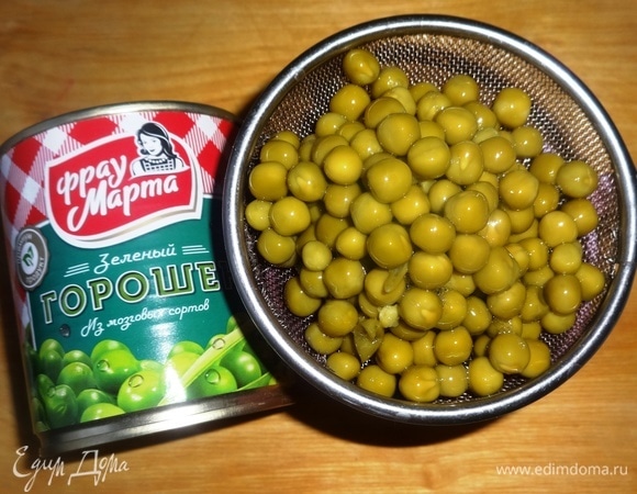Необходимое количество горошка положить в сито и дать стечь соку.