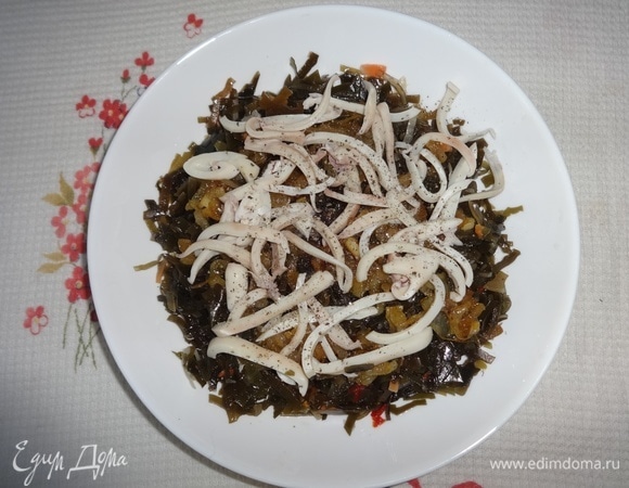 Далее выложить нарезанных кальмаров. Немного поперчить.