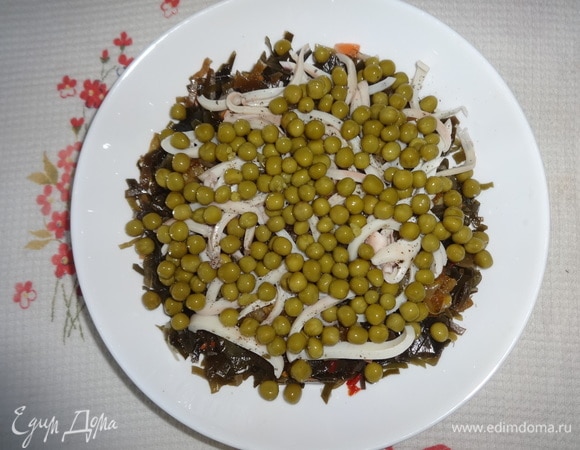 Положить консервированный горошек.