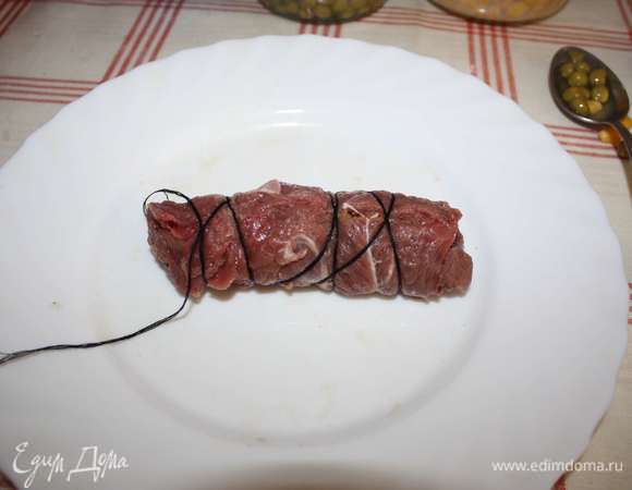 Свернуть в рулет. Завязать нитью.