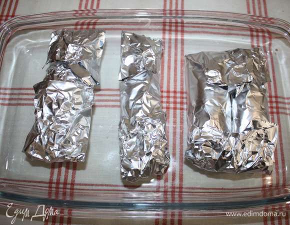 Завернуть в фольгу. Запекать в духовке 1 час 15 минут при температуре 240–260°C.
