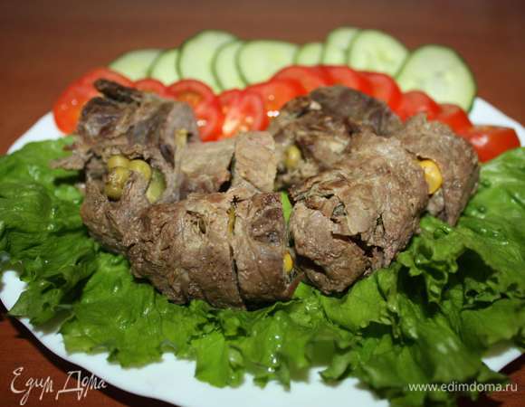 Остывший рулет нарезаем на порционные кусочки. Выкладываем на блюдо.