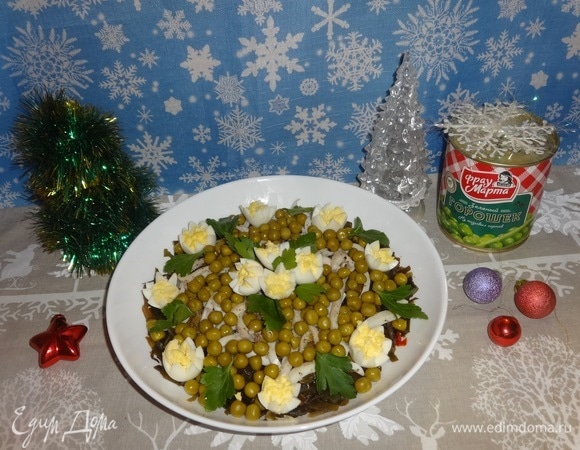 Украсить салат перепелиными яйцами и листиками петрушки. Подать салат на праздничный новогодний или рождественский слой. Угощайтесь! Приятного аппетита!