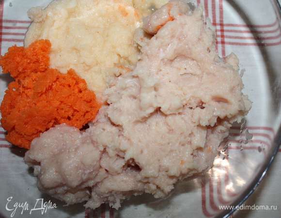 Морковь, лук и филе курицы измельчить с помощью блендера.