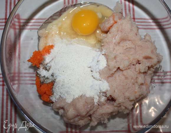 Добавить соль, перец, манку и яйцо.