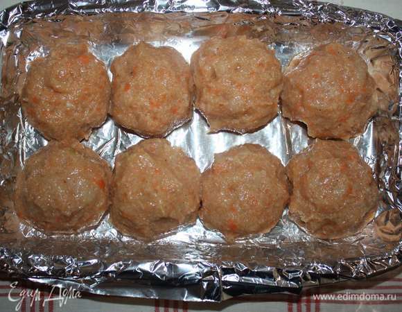 Форму для выпекания смазать растительные маслом, сформировать котлеты и выложить их в форму.