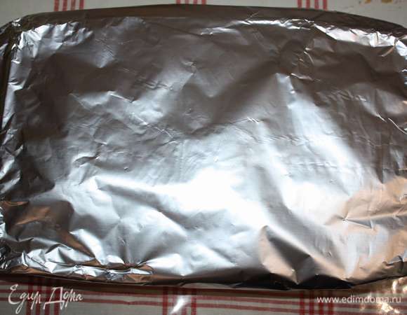 Закрыть фольгой. Выпекать 25 минут при температуре 200°C, затем убрать верхний слой фольги и запекать еще минут 30 при температуре 220°C.