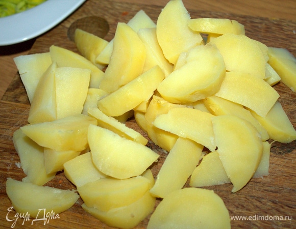 Нарезать дольками.