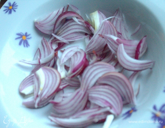 Лук нарезать дольками.