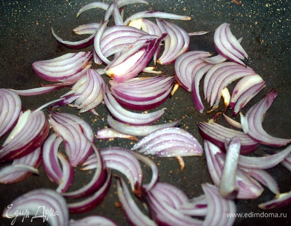 Подержать на огне минуту после картофеля.