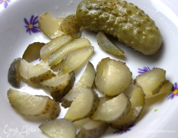 Соленый огурец нарезать полукольцами.