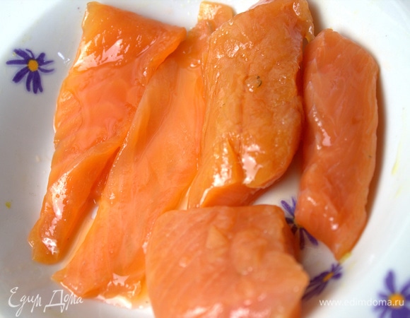 Подготовить рыбу, можно взять жареную. Подойдет филе любой жирной рыбы.
