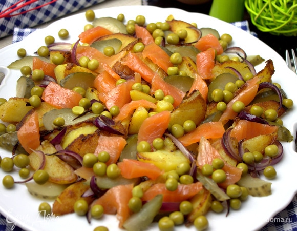 Высыпать горошек хаотично на салат.