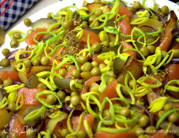 Полить салат сверху.