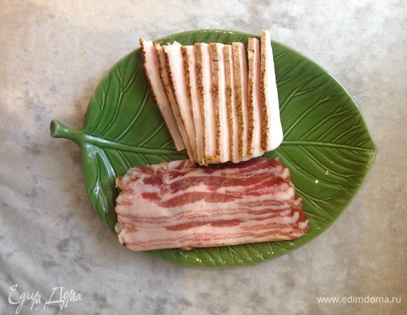 Нарезаю бекон соломкой, сало — небольшими кусочками чуть потолще (при жарке оно растопится).