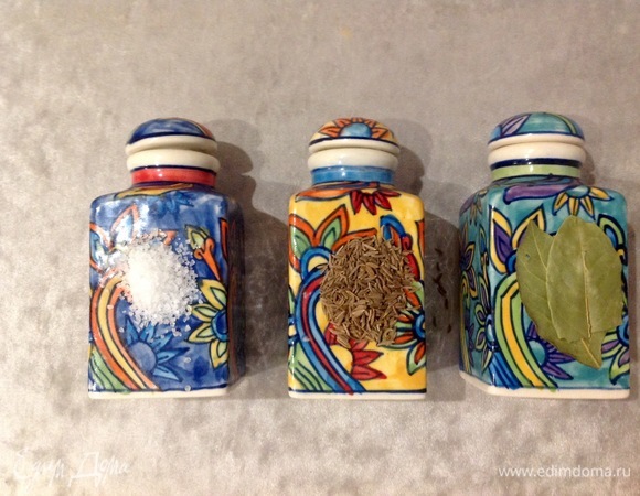 Добавляю в картошку соль, тмин, лавровый лист.