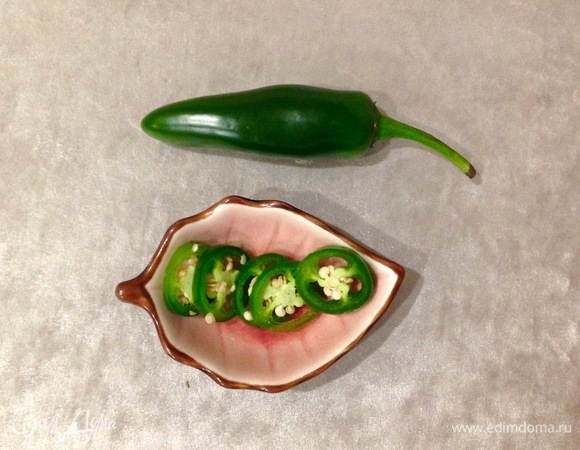 Нарезаю перец халапеньо вместе с семенами. Кладу к картошке.