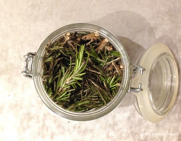 Добавляю розмарин.