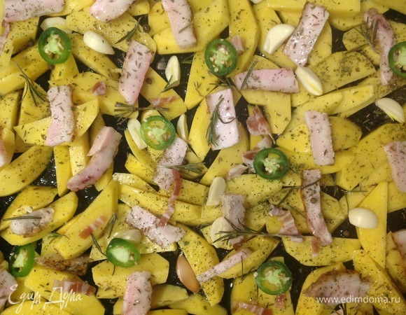 Противень смазываю оливковым маслом, выкладываю приправленный картофель, бекон, сало, чеснок. Ставлю в духовку на 30–45 минут. Время приготовления зависит от возможностей вашей духовки.