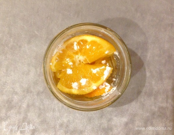 Две апельсиновые дольки, как и дольки лимона, также перетираем с сахаром (это быстрый вариант). У меня всегда стоит баночка с лимоном, апельсином и грейпфрутом, нарезанными дольками и засыпанными сахаром. Такая ароматная заготовка очень удобна для коктейлей и чая.