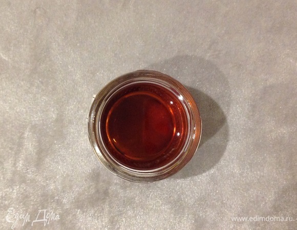 Соединяю сок, лимонные и апельсиновые дольки, добавляю мед. Хорошо размешать или измельчить в блендере 1 минуту (если в блендере измельчать, то нужно вынуть палочку корицы).