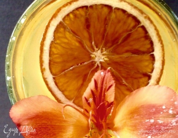 Налейте коктейль в стакан. Если есть желание, украсить можно засахаренными дольками апельсина. При желании можно добавить немного льда. Приятного аппетита!