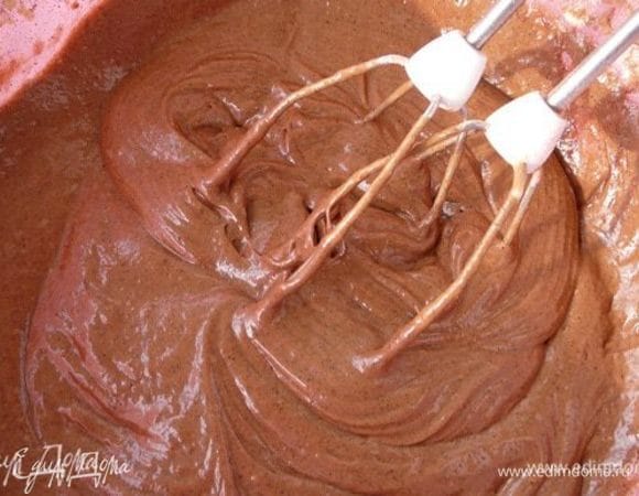 Бананы размять вилкой или пюрировать при помощи блендера. Соединить сухую смесь с жидкой и хорошо перемешать до однородности.