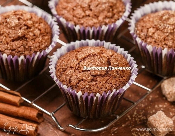 Духовку разогреть до 180°C. Выложить тесто в формы для маффинов (у меня бумажные), наполняя их на 2/3. Сверху щедро посыпать коричневым сахаром. Выпекать 15–20 минут. Готовность проверять при помощи деревянной шпажки — она должна быть сухой. Готовые кексы выложить на решетку и дать полностью остыть.