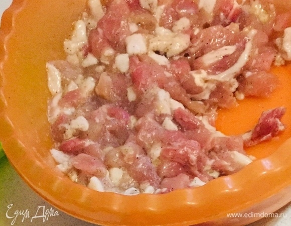 Мясо нарезать кусочками размером 1–1,5 см. Чеснок мелко нарезать или раздавить. Поперчить, посолить и добавить 1 ст. воды. Накрыть крышкой и убрать в холодильник на 2–3 часа. Достать мясо из холодильника и добавить фасоль. Все перемешать. Кишки промыть и подготовить.