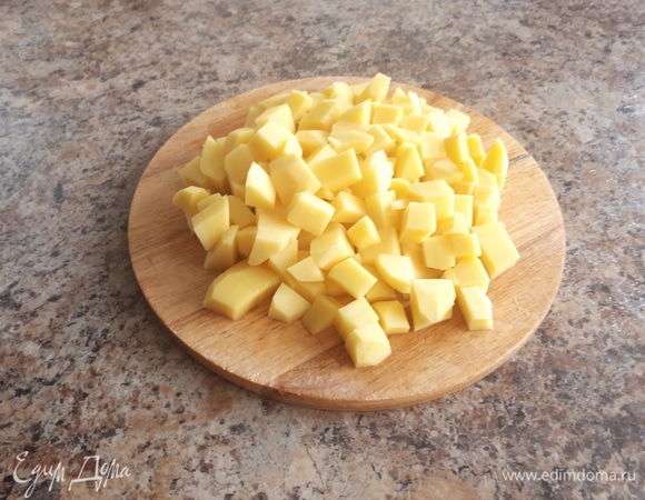 Сначала нужно картофель вымыть, почистить, нарезать кубиками.