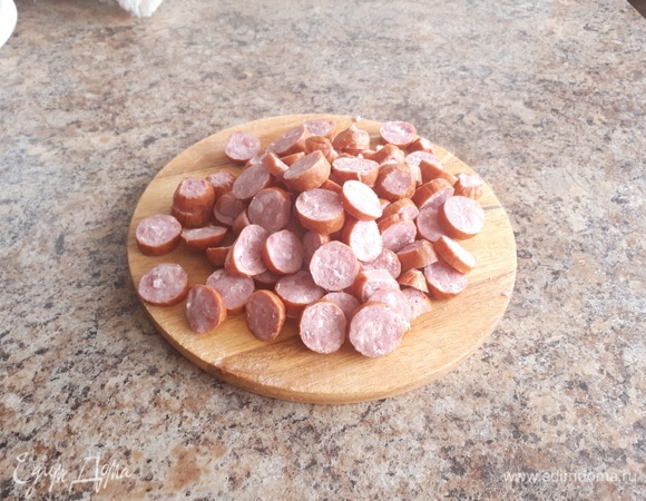 Далее колбаски нарезать кружочками.