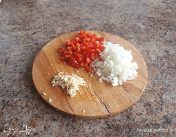 Лук почистить, мелко нарезать, перец вымыть, нарезать, чеснок очистить, мелко нарезать.