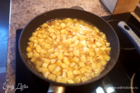Картофель обжарить на сковороде с растительным маслом до появления румяной корочки. Затем залить куриным бульоном, добавить соль, перец и тушить до готовности.