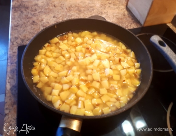 Картофель обжарить на сковороде с растительным маслом до появления румяной корочки. Затем залить куриным бульоном, добавить соль, перец и тушить до готовности.