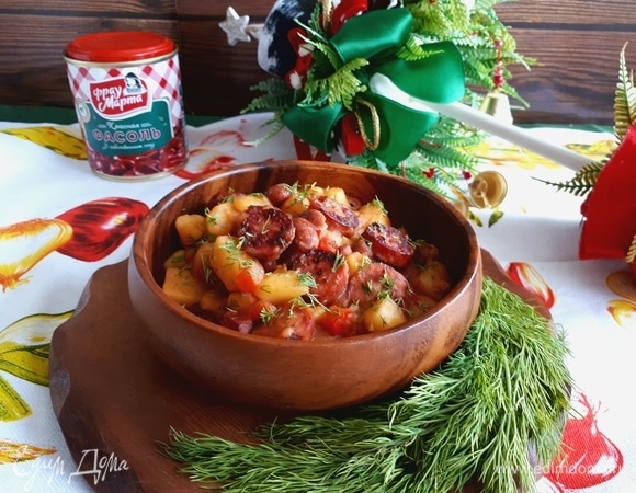 Когда картофель будет готов, он должен стать мягким. Добавляем к нему овощи в томатном соке и жареные колбаски. Посыпаем зеленью. Приятного аппетита!