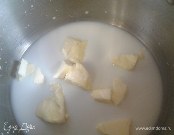 В кастрюле соединяем сливочное масло, воду, молоко, соль и сахар. Доводим смесь до кипения.