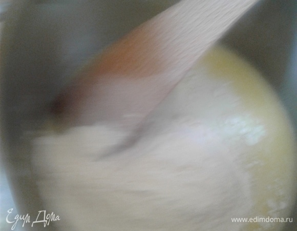 Когда смесь закипит, всыпаем всю муку и активно вымешиваем смесь до образования плотного глянцевого комка. После этого снимаем с плиты и оставляем ее остудиться минуты на две.