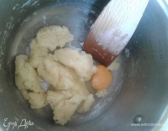 Далее к смеси добавляем поочередно яйца, каждый раз активно вымешивая до однородной массы.