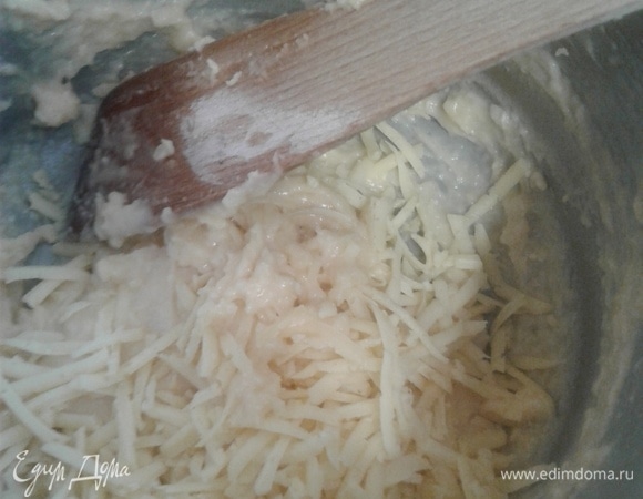 В последнюю очередь всыпаем в смесь тертый сыр и снова активно вымешиваем до однородности.