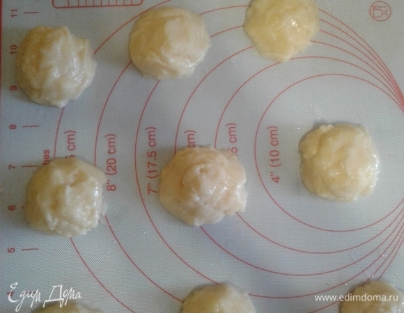 Духовку разогреваем до 200°C. Гужеры можно отсадить из кондитерского мешка или просто сформировать шарики мокрыми руками. Ставим выпекаться гужеры на 20 минут. После убавляем температуру духовки до 180°C и оставляем гужеры в духовке еще на 10 минут. Вынимаем из духовки и оставляем остывать.