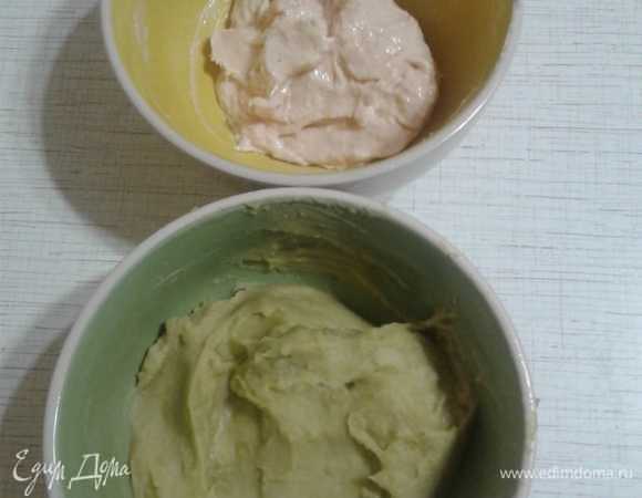 Тем временем подготовим все необходимое для начинки. Соединяем семгу и творожный сыр и взбиваем в блендере. Это первая начинка. В отдельной посуде пюрируем консервированный горошек ТМ «Фрау Марта» и соединяем его с картофельным пюре. Это вторая начинка.