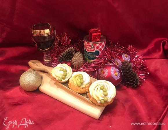 Далее разрезаем гужеры пополам и выкладываем на каждую половинку начинку обоих видов. Я это делала кондитерским мешком с насадкой. Но вы можете это сделать любым удобным для вас способом.