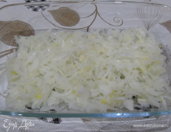 Выложите лук в форму (тарелку), в которой будете готовить салат.