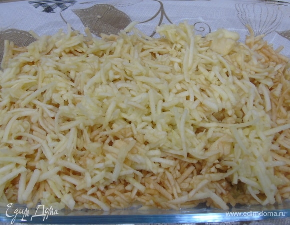 Яблоки очистите и натрите на крупной терке. Выложите поверх лука.